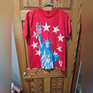 Vintage 7-11 Red Short Sleeve Graphic Tee with Statue of Liberty Print
